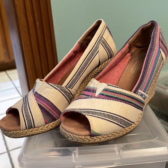 Multi color shoe, size 7W - Picture 7 of 8